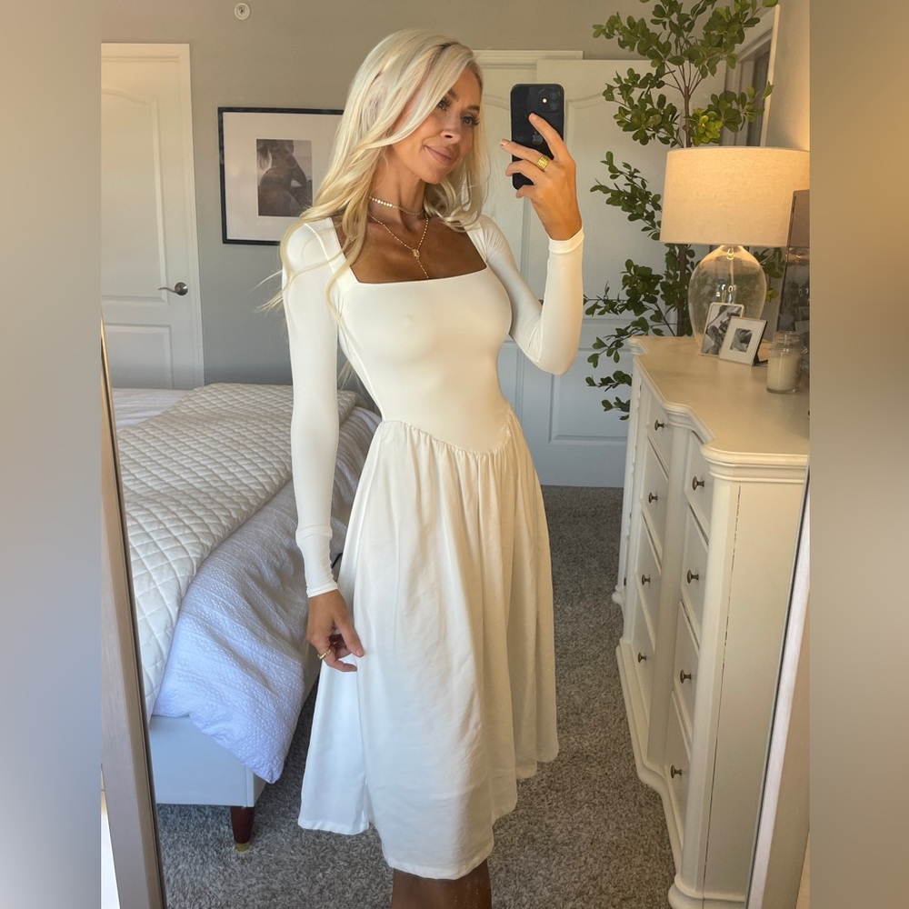 Elegant White Square-Neck Long Sleeve Dress